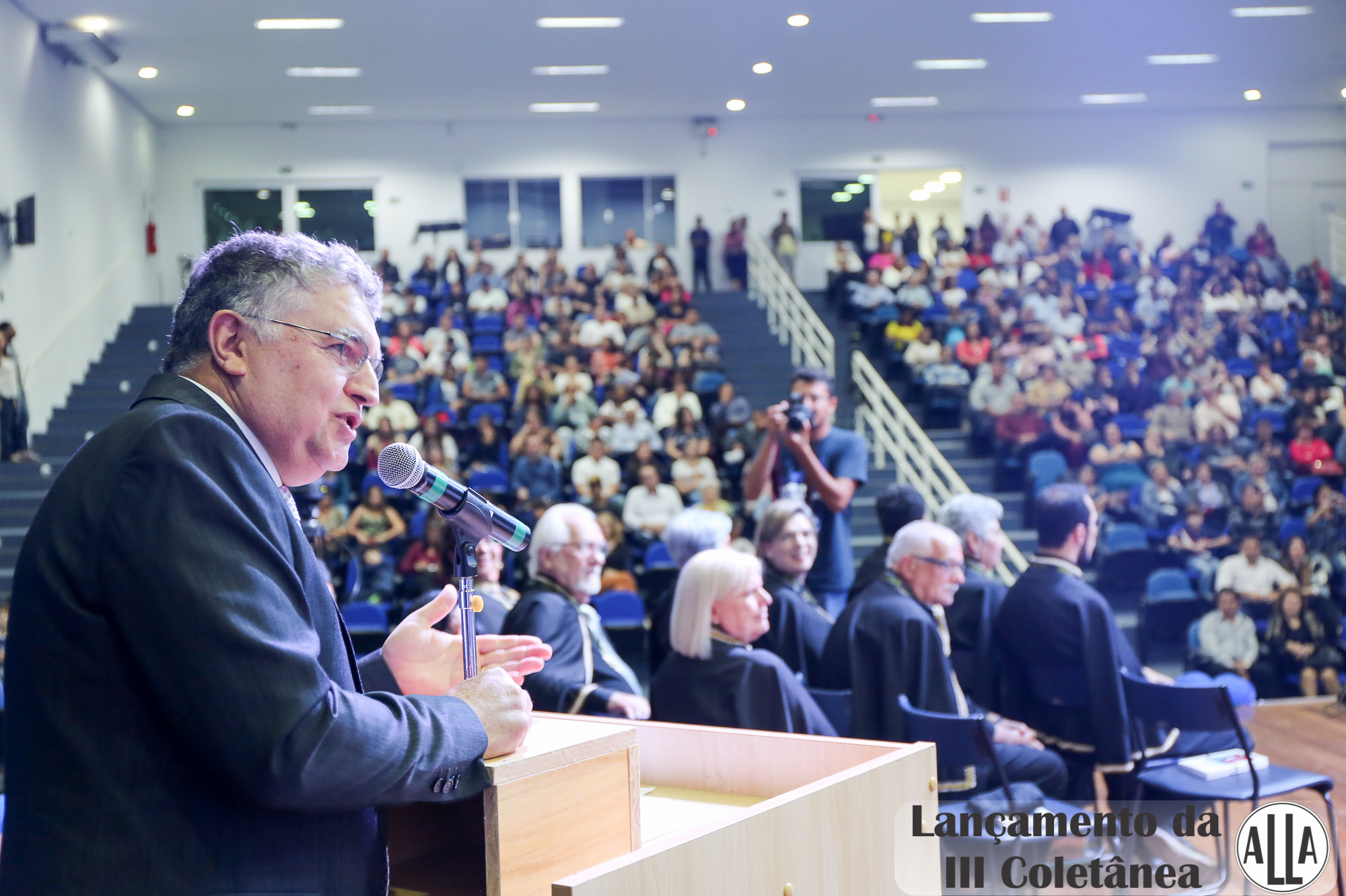 noticia  PREFEITO JUNIOR FINAMORE PRESTIGIA LANÇAMENTO DA 3ª COLETÂNEA DOS MEMBROS DA ALLA.