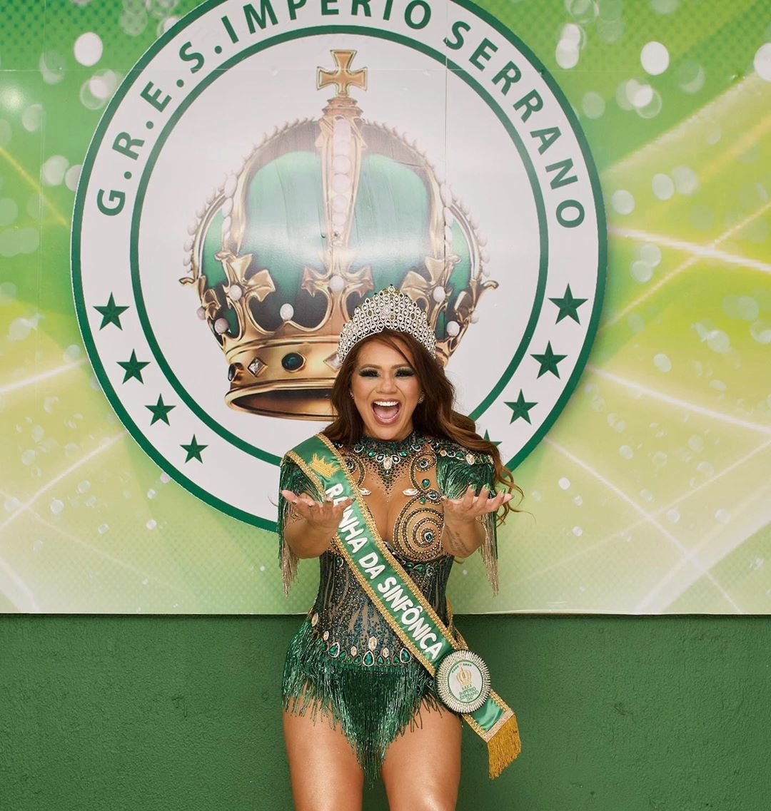 noticia Imperianos, cheguei! Darlin Ferratry é coroada rainha de bateria do Império Serrano 