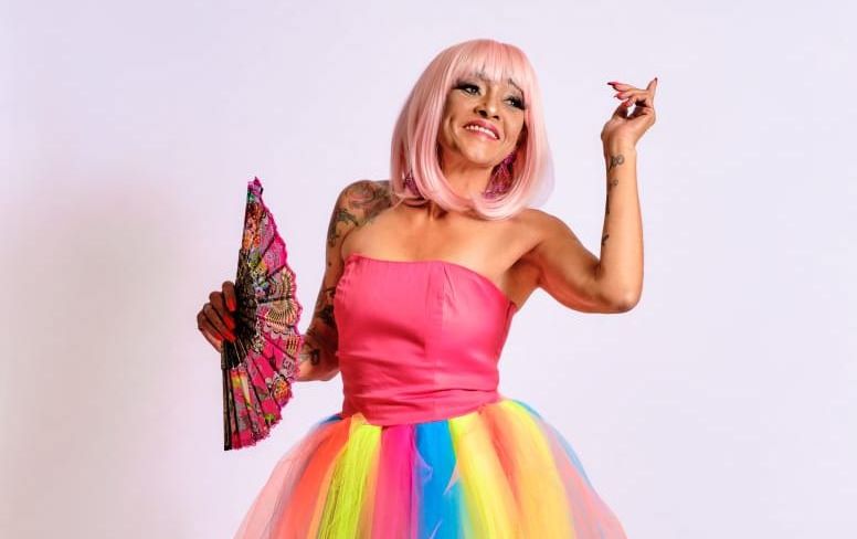 noticia No Dia Internacional do Orgulho LGBTQIA+, Bruno Bacck, estilista dos famosos, transforma mãe em Drag Queen