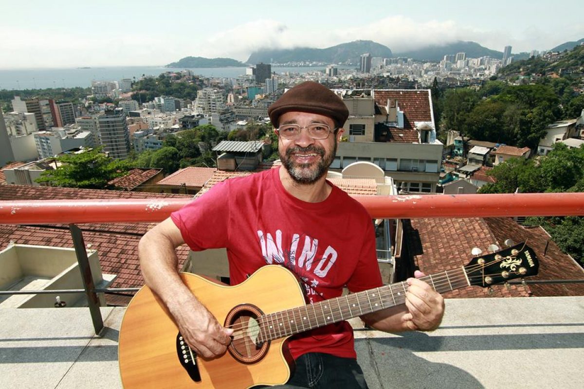 noticia O cantor e compositor Amarildo Silva fala sobre sua trajetória musical e seu amor pelas cidades mineiras, e em especial, sobre o álbum Mariana, em homenagem à cidade após a tragédia 