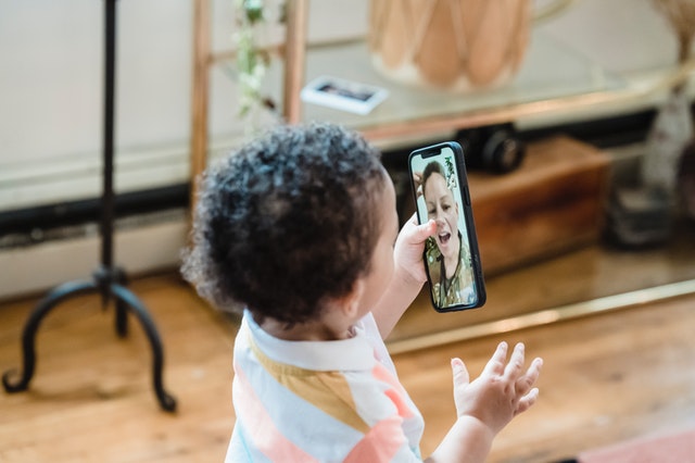 noticia A partir de quantos anos uma criança pode ter um celular?