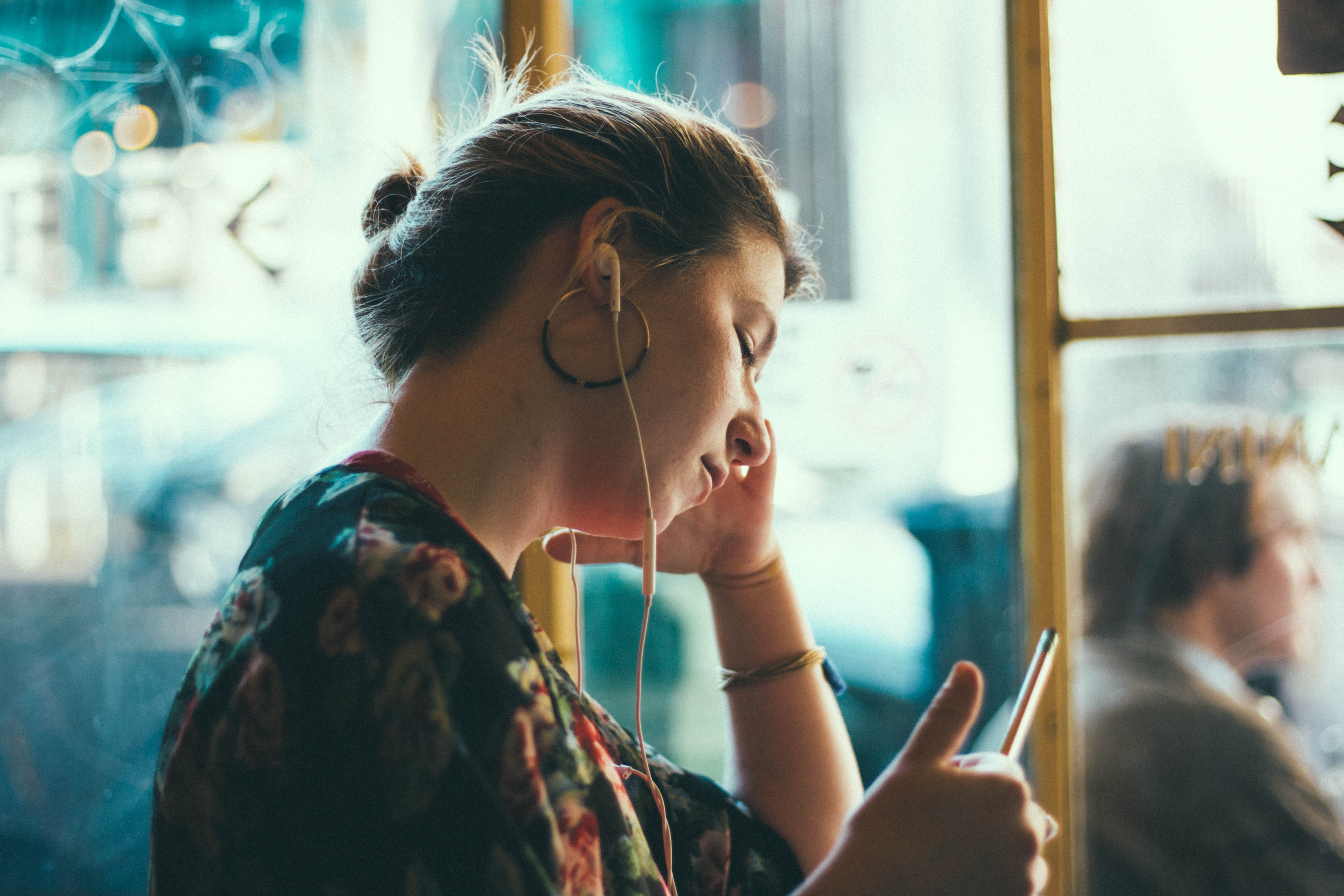 noticia A influência dos fones de ouvido nos problemas de audição