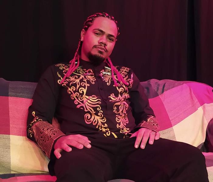 noticia De morador de rua a empresário, rapper Neemias MC lança rede de salão afro