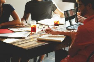 noticia Pesquisa aponta que estar empregado deixa as pessoas mais felizes e tecnologia ajuda a achar o trabalho ideal