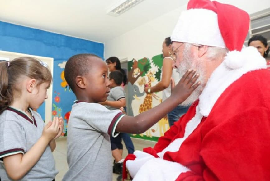noticia  Cerca de 525 alunos da Educação Infantil  de Louveira recebem visita do Papai Noel