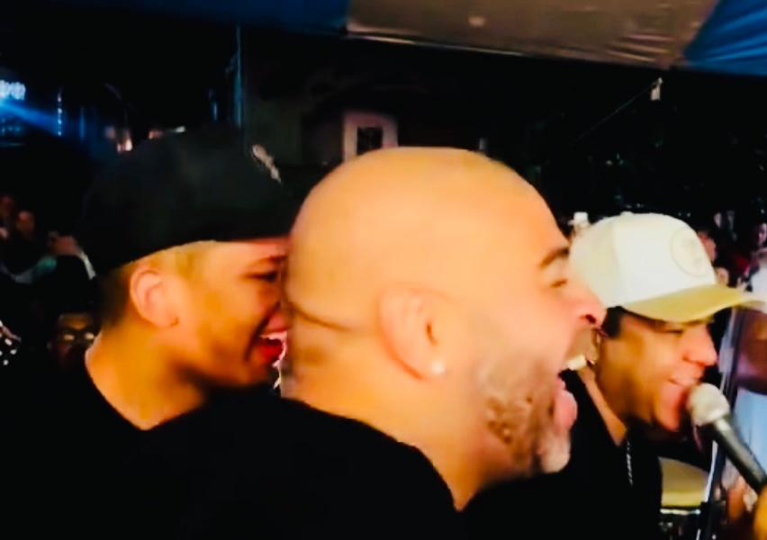 noticia Adriano Imperador sobe em palco e canta com o Grupo 22 Minutos