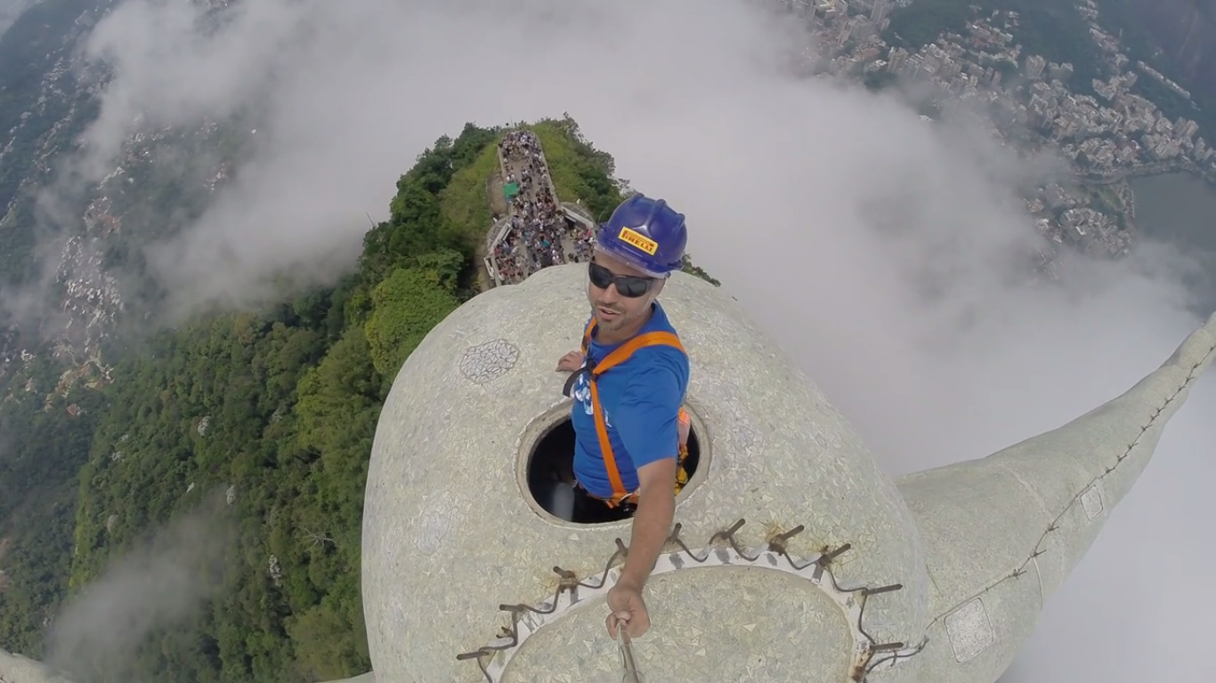 noticia O cinegrafista da Rede Vida de Televisão, Bruno Ribeiro vive momento marcante ao registrar imagens no braço e cabeça do Cristo Redentor na cidade maravilhosa. Confira matéria abaixo: