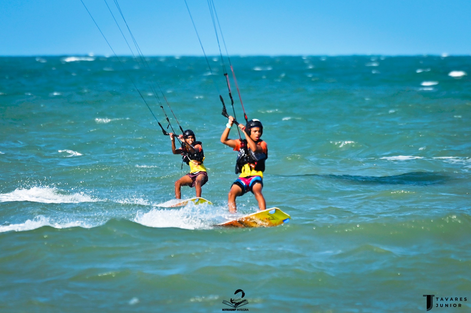 noticia Projeto oferece aulas de kitesurf gratuitas a  crianças e adolescentes do Cumbuco