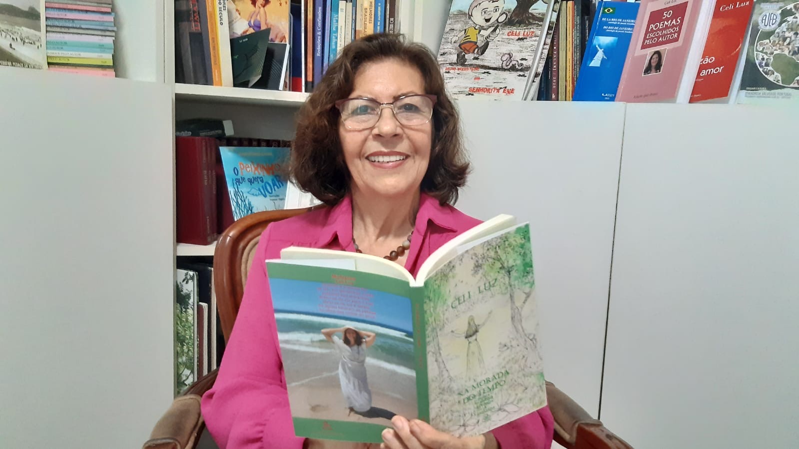 noticia  Celi Luz lança a segunda edição do premiado 'Na Morada do Tempo', com acréscimo de 33 poemas, que envolvem o leitor em seu mundo e tempo.
