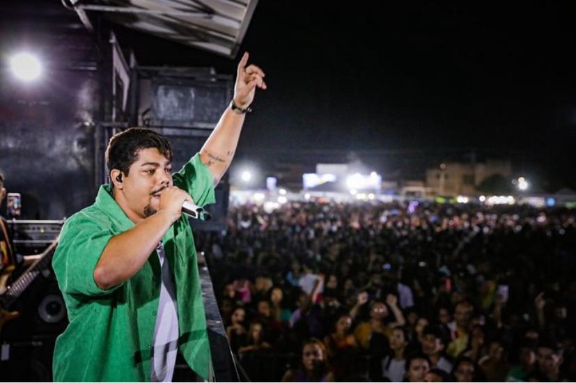 noticia No Canta Bahia, Cantor Brendo Azevedo, se apresenta para um público de 45 mil pessoas