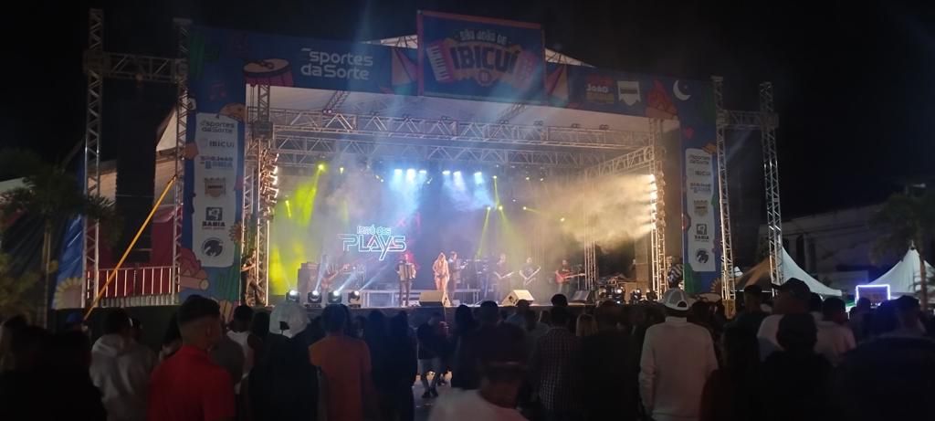 noticia Ibicuí foi ao delírio com o show da banda Forró dos Plays