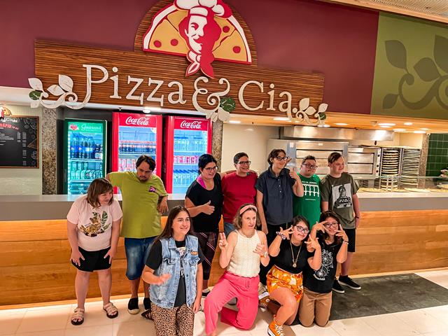 noticia Inclusão com Sabor: Pizza e Cia recebe PCDS do Projeto Sorrindo RJ e Desfruta de Momentos Especiais