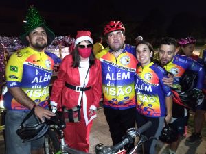 noticia Papai Noel de bicicleta levando o presente da inclusão