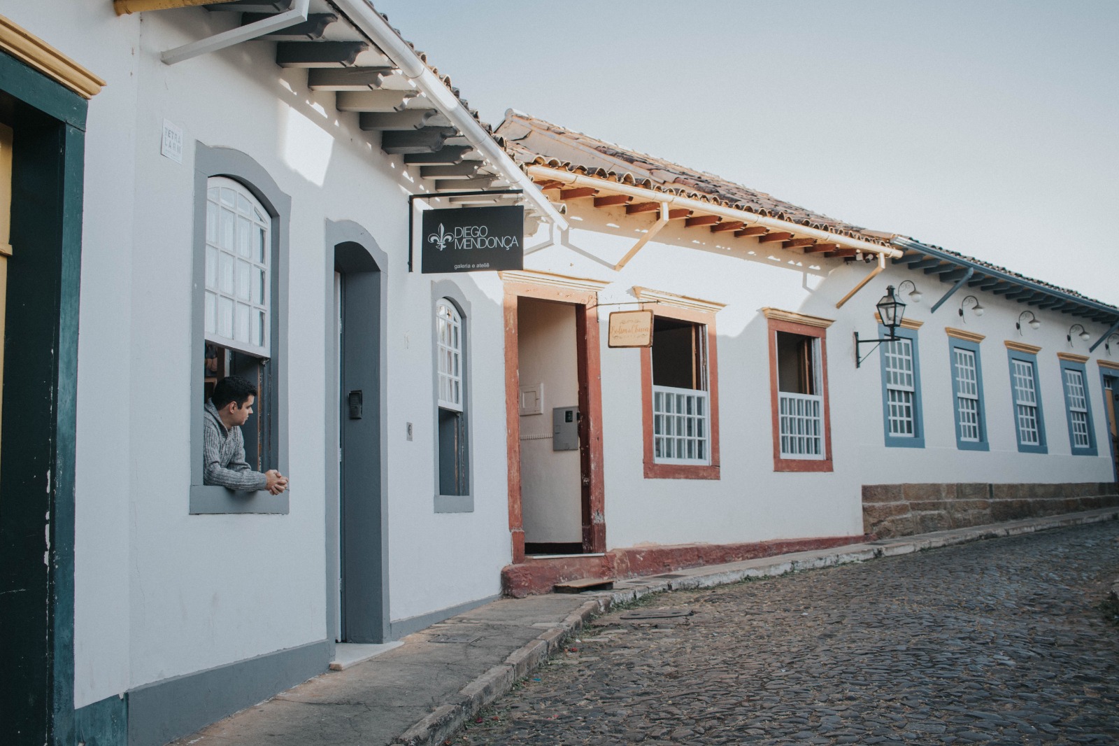 noticia O conceituado artista plástico Diego Mendonça homenageia os 310 anos de São João Del Rei, cidade natal, com painel de figuras ilustres de Minas Gerais