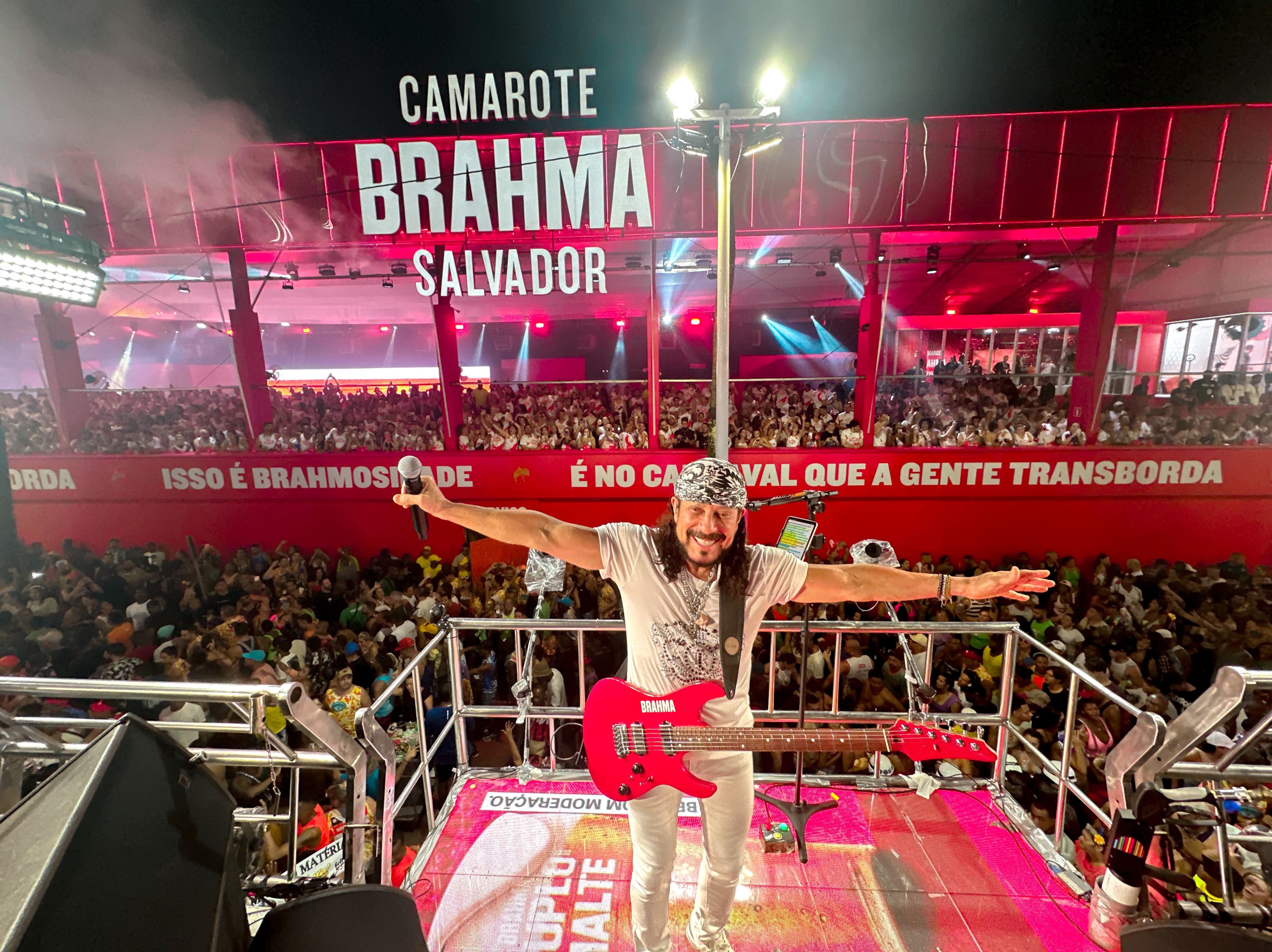 noticia Brahma presenteia Bell Marques com guitarra em homenagem aos dez anos de carreira solo 