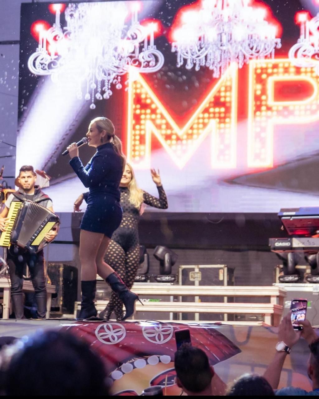 noticia Santa Maria da Vitória foi ao delírio com o show da banda Mulheres Perdidas